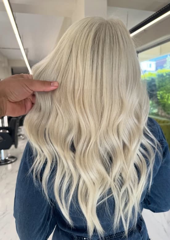 Baby blonde tonunda, uçları dalgalı uzun saç