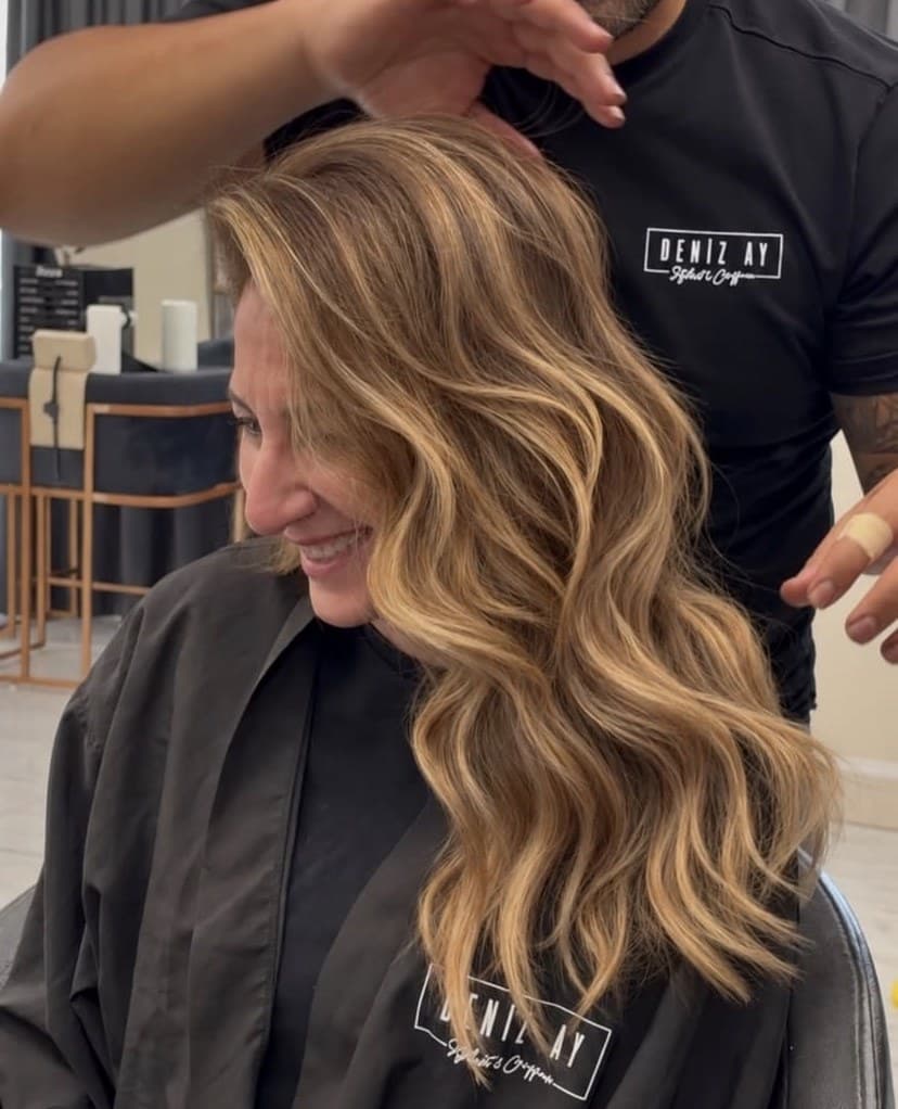 Uzmanın dalgalı fönlediği bal tonlarında balayage