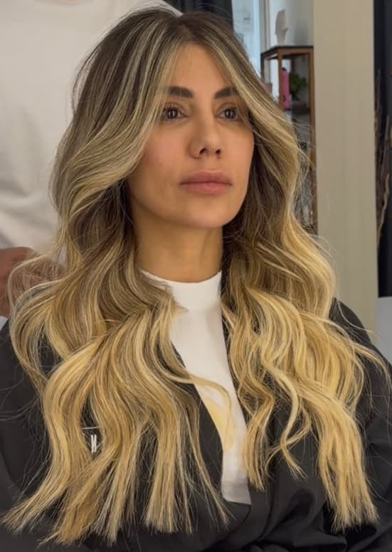 Koyu kökten bal sarısına geçen, yüzü çevreleyen balayage